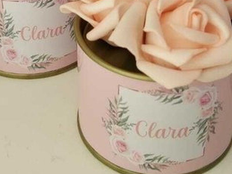 R�tulo ros� com moldura retangular de folhas e rosas e o nome Clara em cursiva