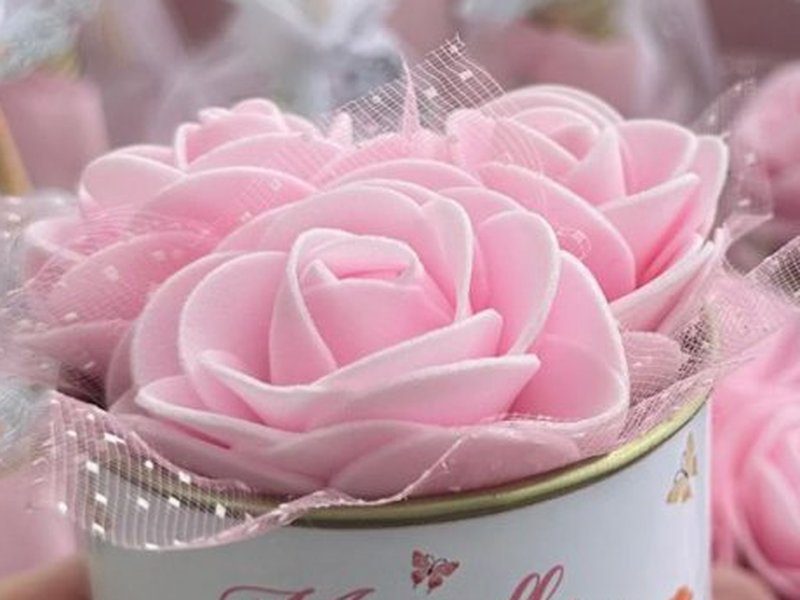 As tr�s rosas de espuma rosa montadas com tule saindo da boca aberta da latinha, sem tampa