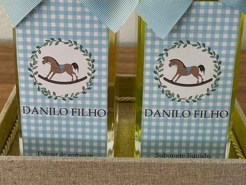 Os dois r�tulos xadrez vichy azul com o cavalinho de balan�o em moldura de ramos e o nome DANILO FILHO, um marcado Difusor de ambiente e o outro Sabonete l�quido