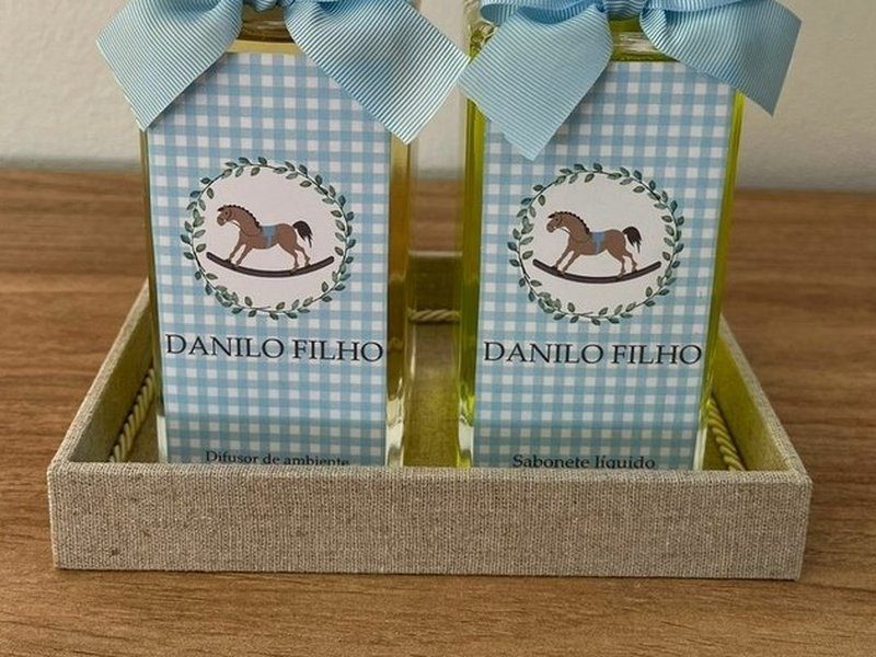 A bandeja de linho cru com laterais baixas e cord�o de acabamento, servindo de base para os dois frascos