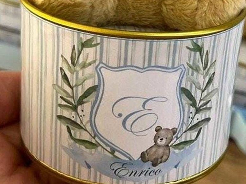 O r�tulo listrado com o escudo, a inicial E em cursiva, os ramos de oliveira dos dois lados e o nome Enrico embaixo