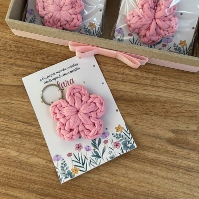lembrancinha chaveiro flor fio de malha