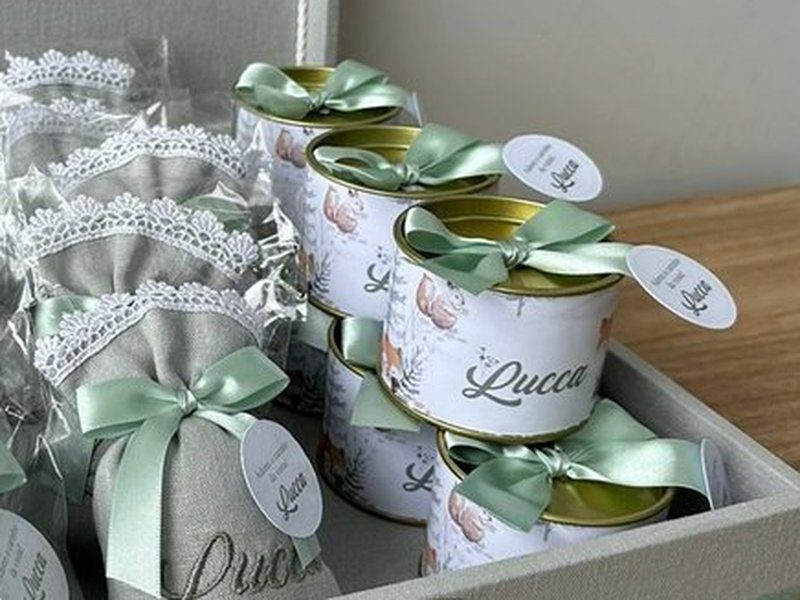 As latas com r�tulo branco de raposa e folhagem, tampa dourada e la�o verde-�gua