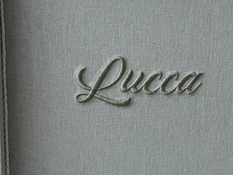 Lucca bordado em cursiva no forro interno da tampa