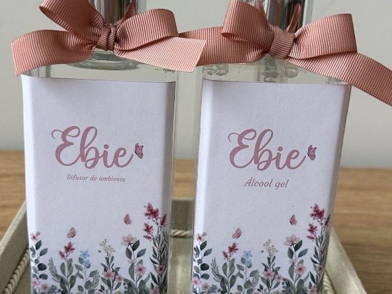 Os dois r�tulos lado a lado com o nome Ebie e, embaixo dele, a especifica��o de cada frasco: Difusor de ambiente a esquerda e �lcool gel a direita