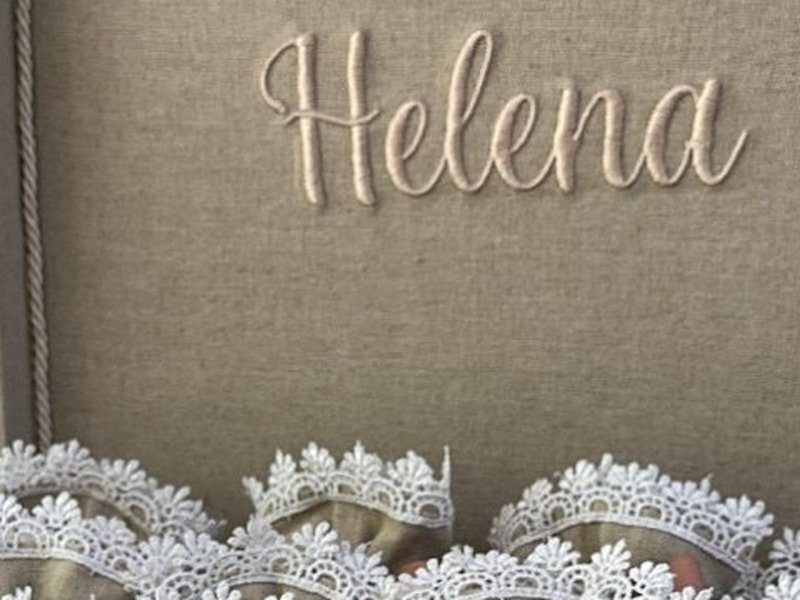 O nome Helena bordado em cursiva no interior da tampa da caixa de linho