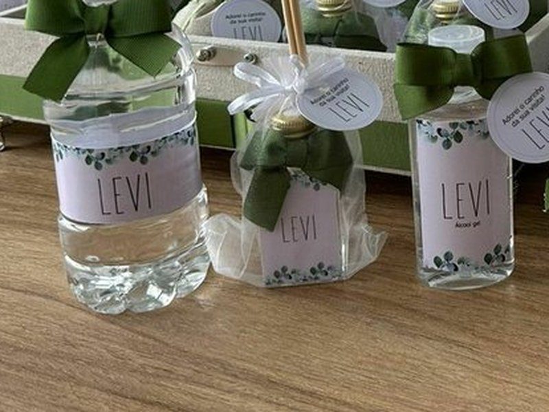 Garrafinha de �gua, difusor no saquinho de organza e �lcool gel lado a lado, todos com r�tulo de folhagem e la�o verde