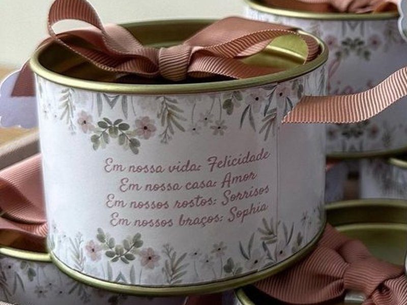 R�tulo com o verso Em nossa vida: Felicidade / Em nossa casa: Amor / Em nossos rostos: Sorrisos / Em nossos bra�os: Sophia