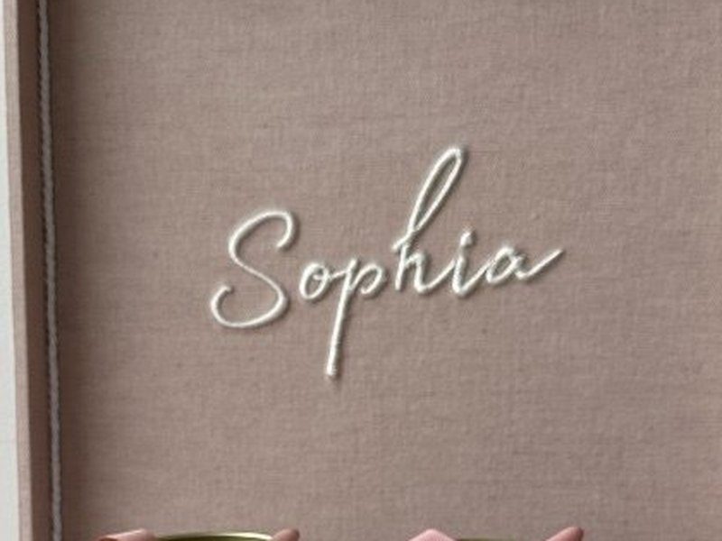 O nome Sophia bordado em cursiva branca no interior da tampa da caixa 30x30