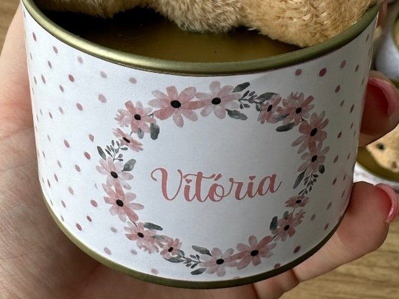 R�tulo de po� ros� com uma coroa de flores desenhada em volta do nome Vit�ria