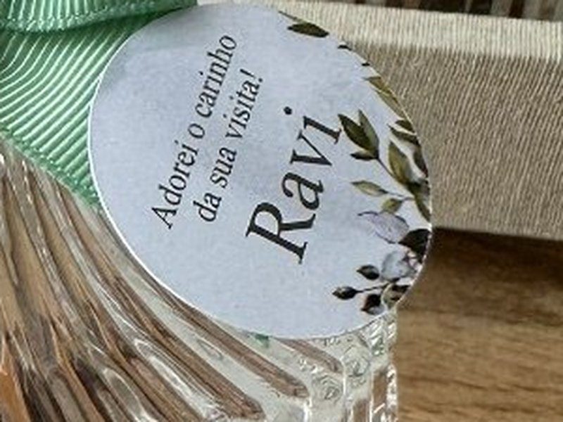 Tag redonda com folhagem e o texto Adorei o carinho da sua visita sobre o nome Ravi