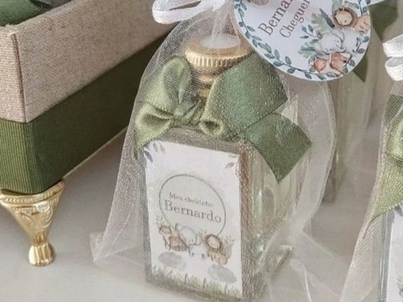 Frasco de vidro com tampa dourada rosqueada, r�tulo 'Meu cheirinho Bernardo' com animais em aquarela e la�o de cetim verde