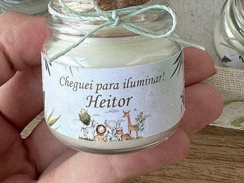 O pote de vidro com a rolha de corti�a, o cord�o verde no gargalo e o r�tulo dizendo Cheguei para iluminar! com o nome Heitor
