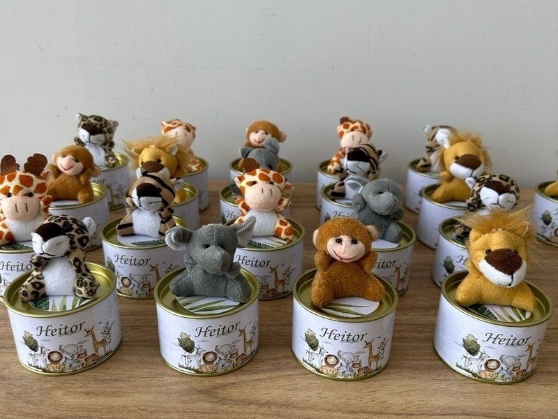 A fileira de latinhas com bichos diferentes: girafa, elefante, macaco, tigre, on�a, le�o e zebra