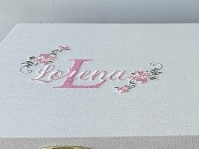 O mesmo monograma Lorena bordado tamb�m na face externa da tampa fechada