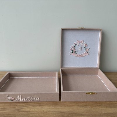 Caixa 30x30 e bandeja 25x35 com monograma bordado