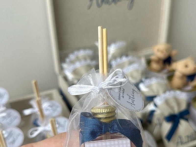 O difusor com varetas de bambu e tampa dourada, embalado num saquinho de organza branca fechado com la�o