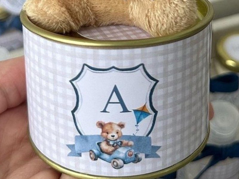 O r�tulo xadrez com o escudo, a inicial A, uma pipa e um ursinho num carrinho azul