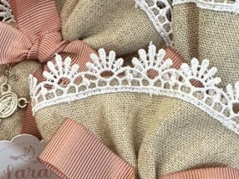 A renda branca aplicada na boca do saquinho, recortada em forma de coroa