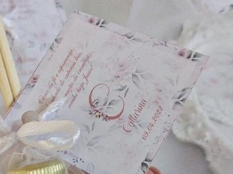 A tag floral impressa com uma ora��o, o monograma, o nome Catharina e a data