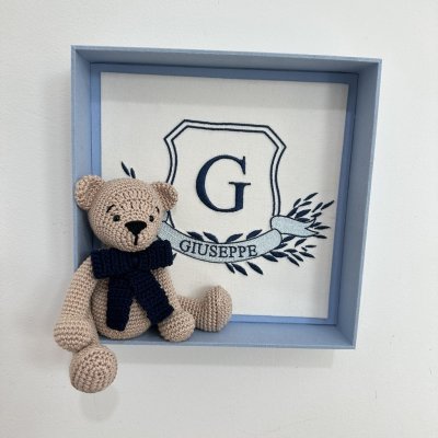 Quadro MDF com bordado e urso amigurumi