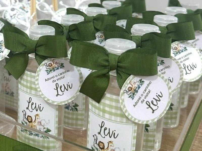 Aromatizadores de vidro com r�tulo xadrez verde, varetas de madeira, la�o verde escuro e tag redonda Adorei o carinho da visita Levi
