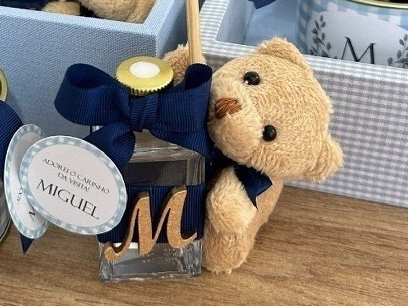 Aromatizador de vidro com letra M dourada aplicada, la�o azul escuro e um urso de pel�cia amarrado ao frasco