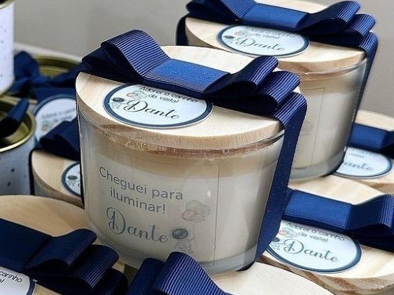 Vela em pote de vidro com tampa de madeira, la�o azul escuro e r�tulo Cheguei para iluminar com o nome Dante