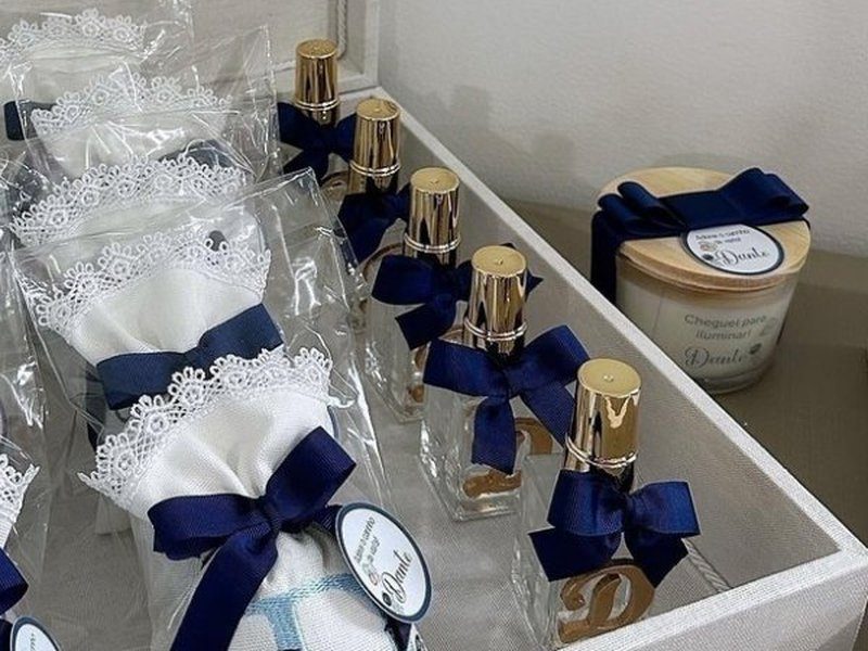 Home sprays de vidro com tampa dourada, la�o azul escuro e a inicial D dourada aplicada na base