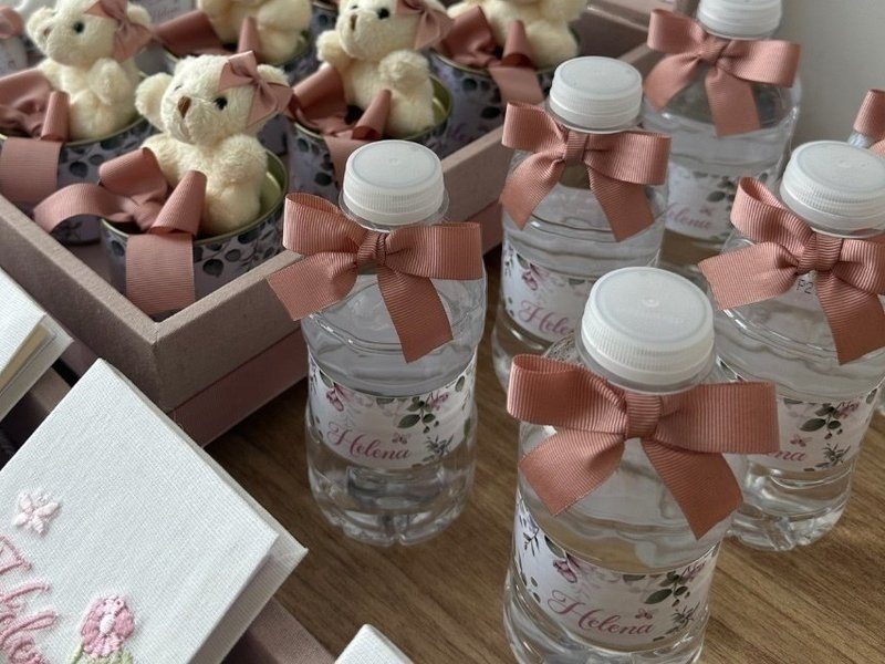 Garrafinhas de �gua com r�tulo floral trazendo o nome Helena impresso e la�o de fita rose no gargalo