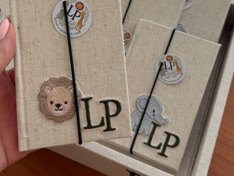 Capas com le�o e com elefante bordados, ambas com as duas iniciais LP em verde-escuro e el�stico preto