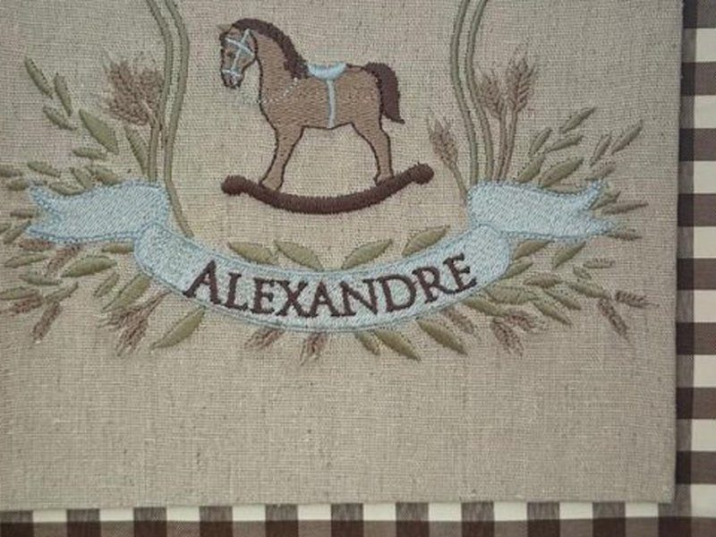 A mesma faixa com o nome ALEXANDRE por inteiro, mostrando que a faixa comporta nomes longos