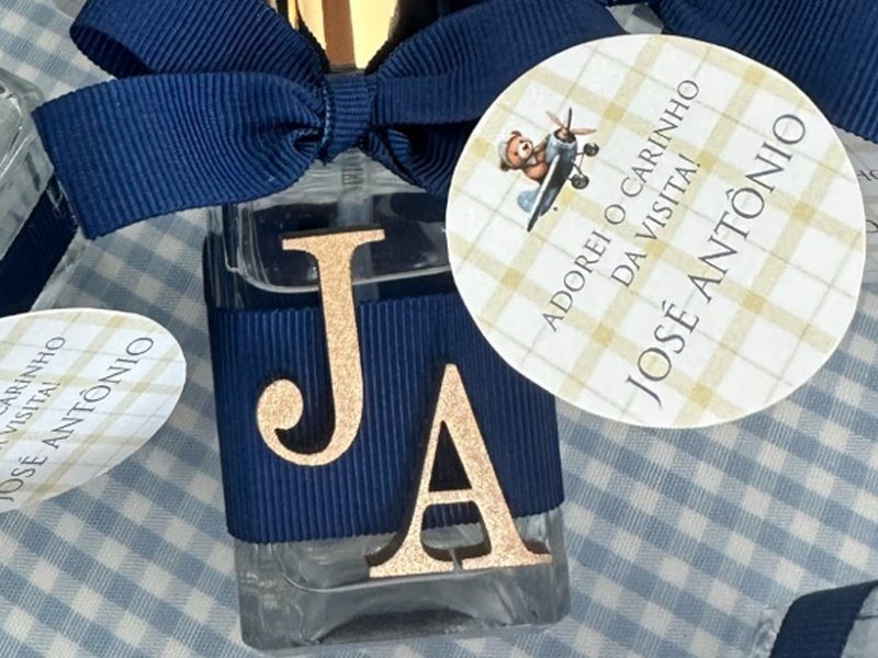 Home spray de vidro com v�lvula dourada, cinta azul escuro e as letras J e A douradas aplicadas