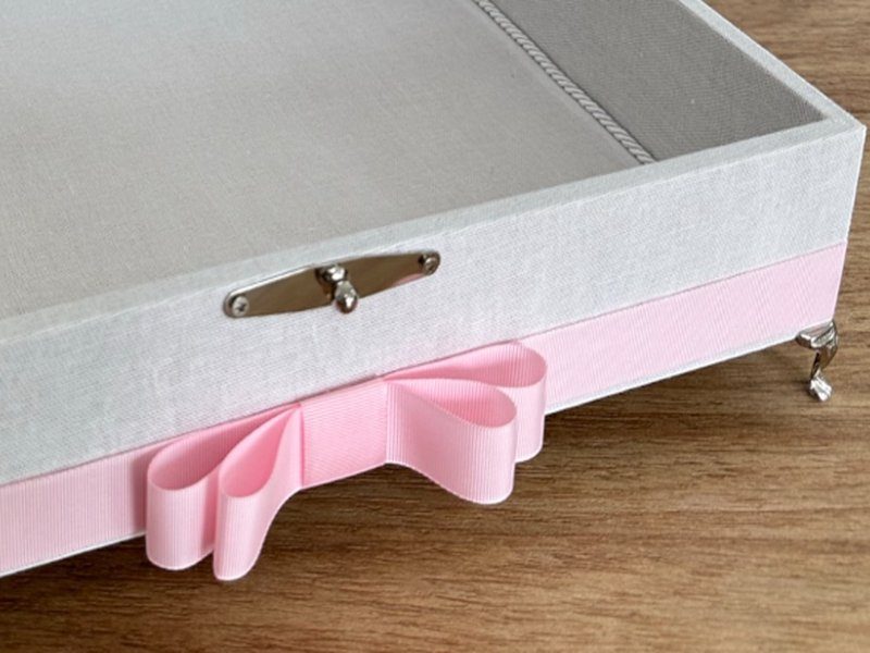 Fecho met�lico, fita de gorgur�o rosa com la�o e p� de metal
