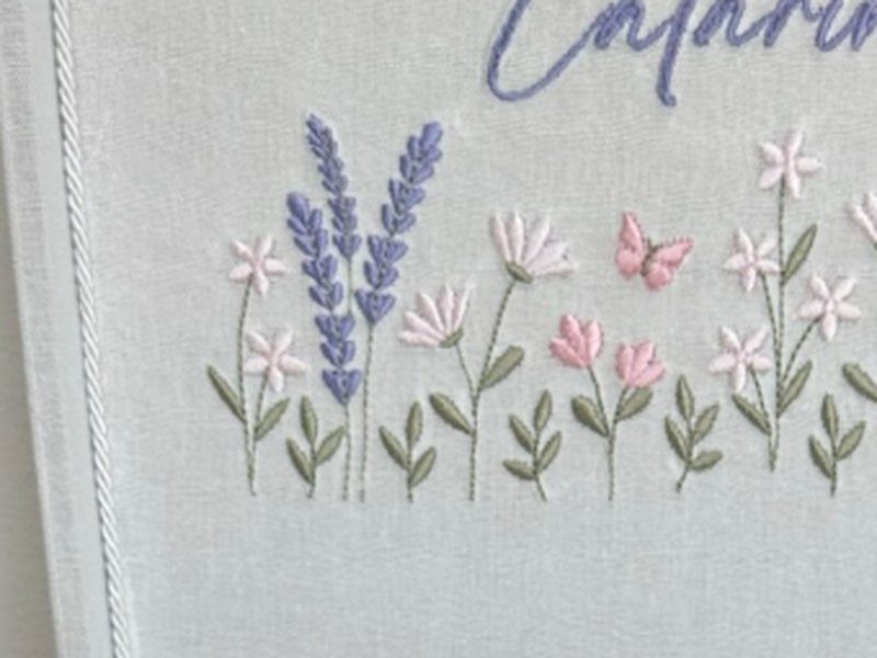 Espigas de lavanda bordadas por inteiro, com margaridas brancas e folhas