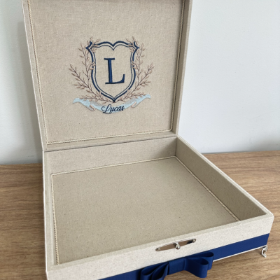 Caixa 30x30 monograma marinho