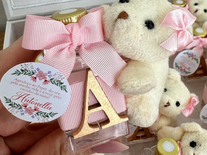 Frasco de vidro com tampa dourada, la�o rosa, letra A dourada aplicada e ursinho de pel�cia creme com lacinho