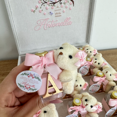 Aromatizador com urso pelcia e inicial menina