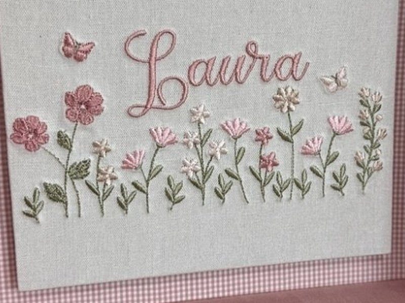 Faixa de flores do campo em rosa, branco e verde, com relevo alto e caules bordados um a um