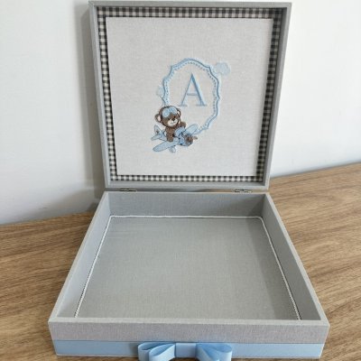 Caixa 30x30 monograma aviador