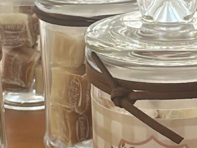 Balas de caramelo com papel impresso Embar� empilhadas dentro do pote de vidro