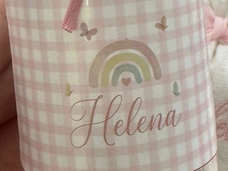 Nome Helena inteiro em cursiva rosa sob um arco-�ris em tons pastel, com borboletas