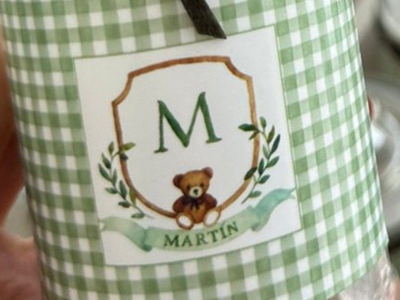 Bras�o impresso com a inicial M verde, ursinho, ramos e faixa com o nome MARTIN