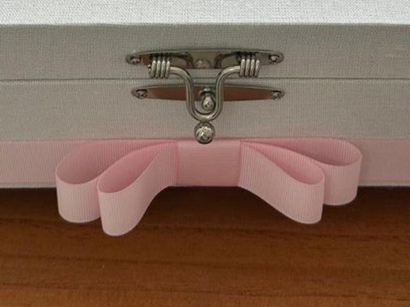 Fecho de metal prateado, faixa de gorgur�o rosa com la�o e p�s de metal trabalhados