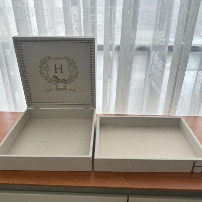 Caixa 30x30 e Bandeja monograma cavalinho