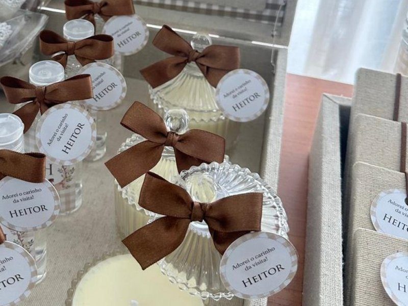 Vela em bomboniere de vidro canelado com tampa, la�o de cetim marrom e tag redonda