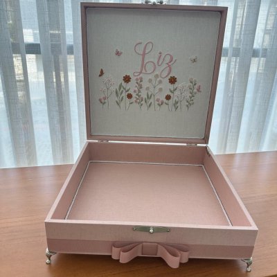 Caixa 30x30 rose com bordado jardim