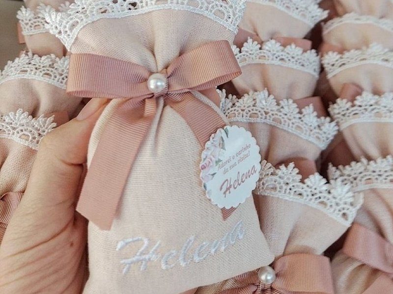 Sach� de tecido rosa com renda guipir branca e o nome Helena bordado em fio branco