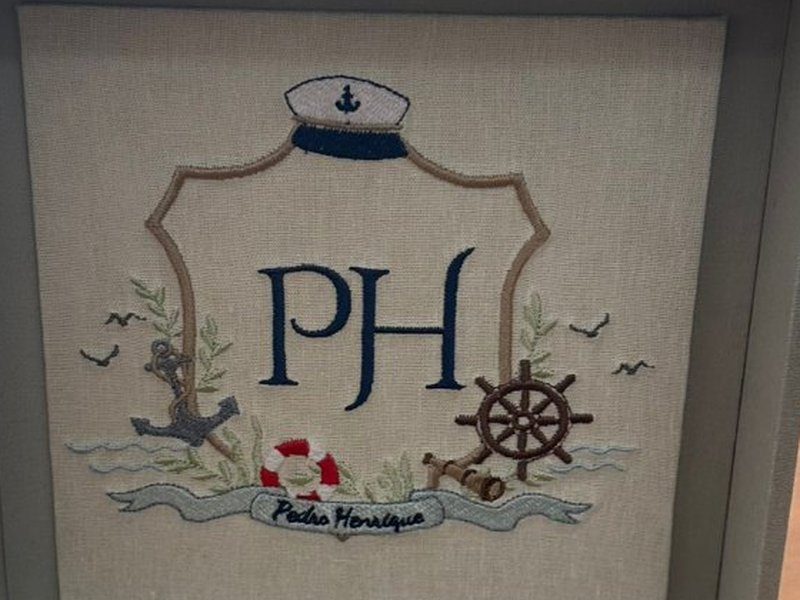 Bras�o marinheiro bordado: quepe com �ncora, escudo com PH, �ncora, tim�o, boia, gaivotas e faixa Pedro Henrique