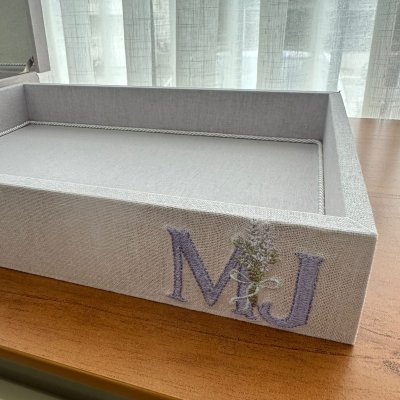 Caixa e bandeja linho lilas monograma